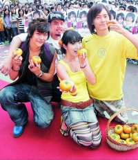 　「惡作劇之吻」開播三集收視4.18創新高藝人開心吃「柿」(4諧音)慶功。 （八大）