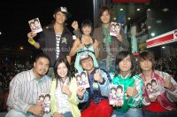 「惡作劇之吻」簽唱會　鄭元暢 林依晨 汪東城人氣紅  發布者 andy 在 2005-10-21 23:30:46  http://www.taipeitoday.com.tw/modules/news/article.php?storyid=5836    台北今日報