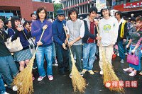 鄭元暢（左起）、阮經天、賀軍翔、余發揚、李至正昨參加校慶義務掃街。魏嘉志攝