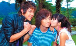 「惡作劇之吻」收視飆第一，汪東城（左起）、鄭元暢特地探林依晨的班。（中視提供）  2005.10.25 自由時報