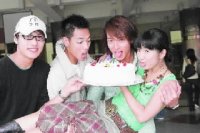 「東方茱麗葉」林依晨昨日歡度二十三歲生日，穿著新內衣慶生。（八大）