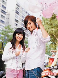 小綜（右）首次和林依晨合拍MV，大搞烏龍浪漫。2005.11.02 蘋果