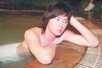 鄭元暢為「惡作劇之吻」頂著大熱天拍泡湯戲，首度裸身不露點入鏡。（八大） 2005.11.04 中華日報