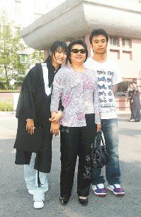 林依晨（左）的弟弟林羅聖（右）九月赴巴黎遊學。中為林媽媽。記者周永受／攝影 