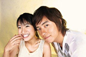 王靜瑩（左二）復出拍戲，跟任達華（左起）、林依晨、吳尊有很多對手戲。