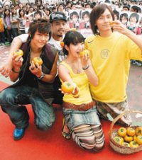 「惡作劇之吻」吻不下去啦？林依晨(前)傳辭演「惡2」。圖／八大提供2005.11.11 udn