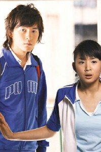 鄭元暢（左）、林依晨主演的「惡作劇之吻」熱播，周邊商品也熱賣。八大／提供