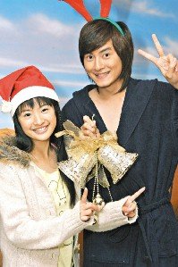 林依晨（左）和鄭元暢主演的「惡作劇之吻」魅力大，創造無限商機。圖／八大提供