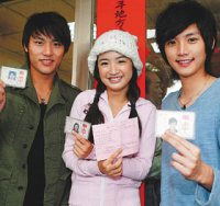 林依晨（中）和師弟張睿家（左）相約去投票、曾少宗跟班學習民主。  記者林承樺／攝影  2005.12.04 udn