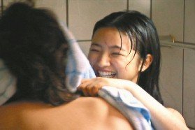 「老公」、「HONEY」甜死人，劇中笑料都是現場即興。八大／提供