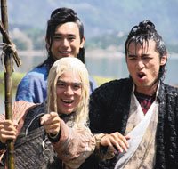 竇智孔（前）惡作劇，把TAE（左）跟胡歌搖下水。  圖／唐人電影提供