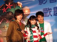 林依晨(中)帶領著師弟曾少宗(左)及吳君強(右)，出席聖誕節送愛心的活動(大紀元唐賓攝影)  2005.12.19