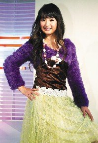 林依晨紐約之行終要成真，很開心。昨天她為車展代言，把禮物拋給觀眾。  記者陳柏年／攝影 2006.01.01 聯合報