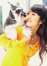 狗年旺旺，金飾業者不但推出人戴的狗造型飾品，也首次為狗狗設計水晶珍珠項圈。  真愛密碼／提供  民生報 2006.01.01