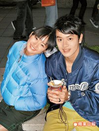 林依晨（左）穿短裙拍戲險凍昏，右為吳君強。  蘋果日報 2006.01.08