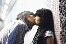 鄭元暢（左）、林依晨主演的「惡作劇之吻」收視極佳。[八大／提供]  2006.01.12 民生報