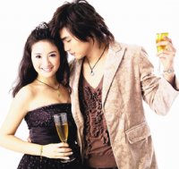 林依晨（左）、賀軍翔互動雖少，代言廣告依然甜蜜配合。  真愛密碼／提供