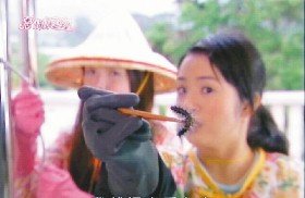 林依晨在戲裡吞毛毛蟲，趣味十足。  八大／提供