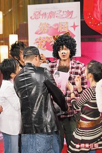 鄭元暢在過年特別節目被惡整扮豬頭。
