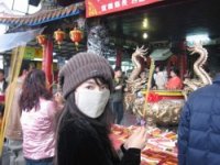 林依晨過年遊宜蘭，戴著眼鏡和口罩拜拜、逛夜市，像個怪美眉。（林依晨提供）