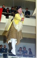 林依晨昨天為「天外飛仙」化身為仙女，吊鋼絲從天而降，由TAE雙手迎接「飛仙」搞笑出場。（中視）