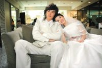 「惡作劇之吻」前晚播出大結局，林依晨與鄭元暢有情人終成眷屬，還上演婚紗反串秀，爆笑又甜蜜，也創下15~24歲收視率破10佳績。