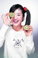 林依晨拍代言廣告，展現了如新鮮水果般的可愛表情，表現出果漾女孩般甜美和淘氣。