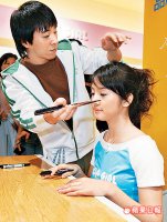 圖二。林依晨 吃水果餐 賣運動衣