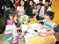 圖三。林依晨 吃水果餐 賣運動衣