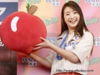 2006.03.29 [東森]林依晨荷包滿滿，卻寧願不用信用卡。﹝圖／記者陳賜哿攝﹞