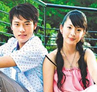 2006.03.30 [民生報]張睿家（左）跟林依晨鬧過烏龍緋聞。