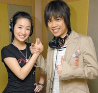 【2006/04/18 聯合新聞網】林依晨（左）錄唱「非你莫屬」，TANK當製作人。  華研／提供