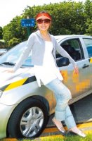 2006.05.15 [自由時報]小天后林依晨上駕訓班學開車，為了怕曬成小黑人，她不但全身包緊緊、戴手套，還不斷補擦防曬油。（圖文／陳奕全）