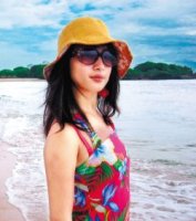 2006/06/05自由時報(戴上草帽，大墨鏡，穿上桃紅小背心，林依晨在沙灘上難得一展小女人的性感風情。 (周子娛樂提供))