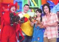 2006/06/15中華日報(張善為身著「蝦」裝與林依晨、唐治平、金寶三進棚錄製新節目「百善瞎為先」。(記者彭新崧攝))