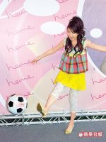 2006/06/17蘋果日報(林依晨昨代言保養品，搞笑穿高跟鞋踢足球。)