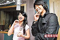 2006/06/20蘋果日報(楊士萱（右）進錄音室代男主角配音，左為林依晨。)
