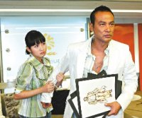 2006/06/26 聯合報(林依晨（左）演服裝設計師，卻自嘲沒裁縫天分。)