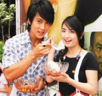 吳尊（左）、林依晨在影友簽名會上互相餵剉冰。八大／提供