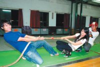 張睿家（左）對付林依晨二人組（右）顯得輕鬆自在。（圖文／記者王文麟）