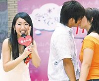 見到情侶熱吻，林依晨（左）羞得直臉紅。記者 陳俊吉／攝影