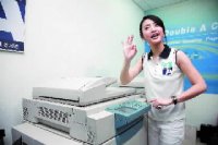 林依晨變身影印中心一日店長，認真專業架勢十足。（動能公關 ）