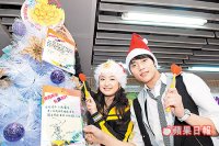 林依晨（左）和張睿家昨戴聖誕帽當愛心大使出席公益活動。