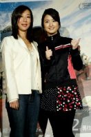 林依晨（右）昨天和郭曉玲一起獻愛心。記者陳再興／攝影