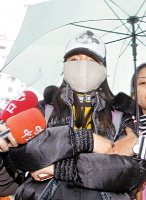 林依晨 林依晨戴口罩遮臉，哭著進醫院。林建鋒攝