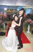 《惡作劇之吻》續集昨開鏡，林依晨（左）笑倒在鄭元暢的懷中。趙世平攝