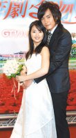 林依晨（左）、鄭元暢為「惡作劇之吻Ⅱ」拍結婚戲。照片／八大提供