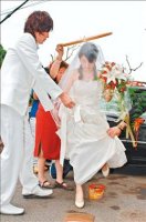 鄭元暢（左）正式迎娶，讓林依晨（右）過火盆、踩瓦片進夫家門，只是演戲卻讓林媽媽不捨得嚎啕大哭。（八大提供）