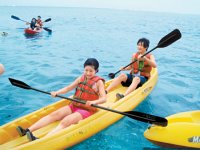 林依晨（前）、鄭元暢在關島體驗划船樂趣。陳幼英攝