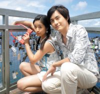 林依晨（左）：既然情人鎖守護愛情，那當然要找個大鎖。鄭元暢：老婆說的是。